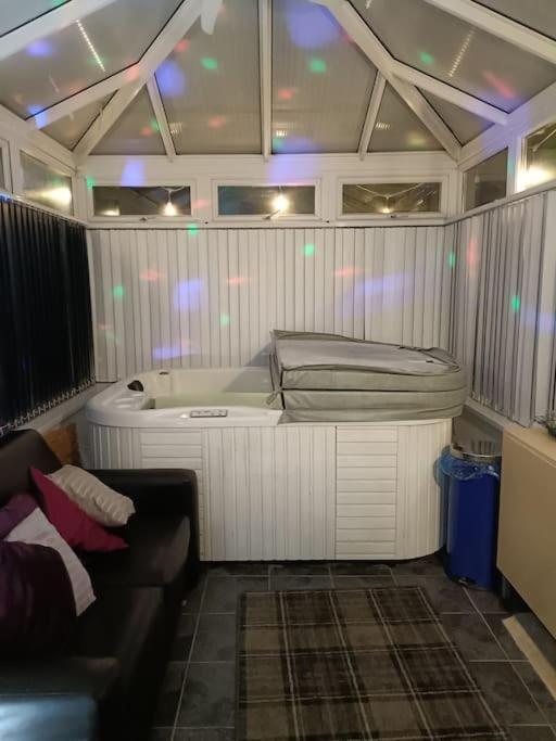 Big Fireplace Aga Hot Tub Wet Room Barn Garage Llanelli Exterior photo